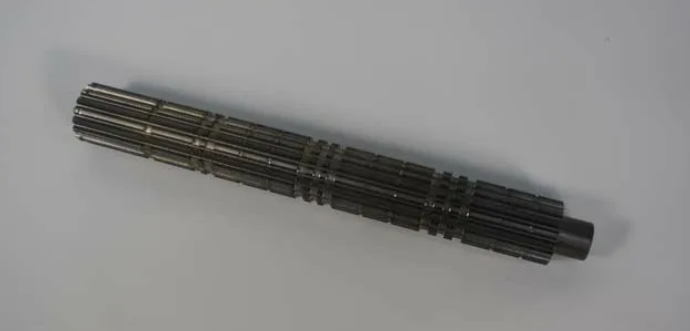 12JS200T-1701105 Вал вторичный (ДЛЯ КПП Fuller 12JS160T,12JS200T) 12JS200T-1701105